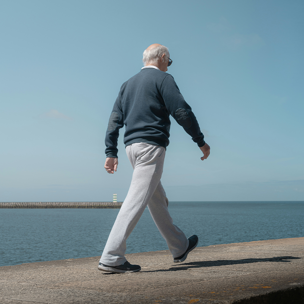 Personne âgée qui marche