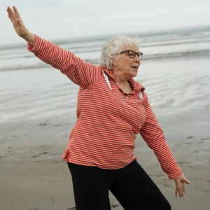 Personne âgée qui teste son équilibre