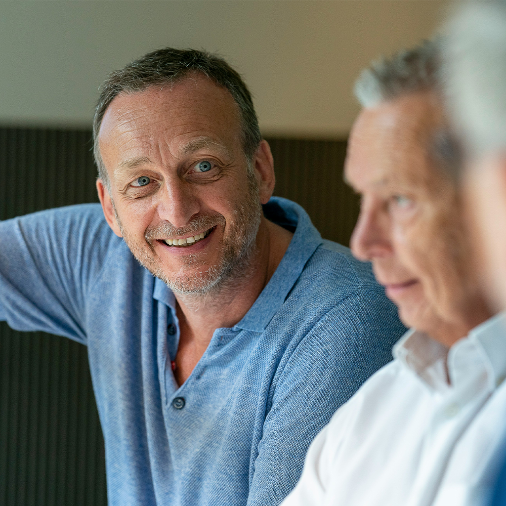 groupe d'adulte qui parlent