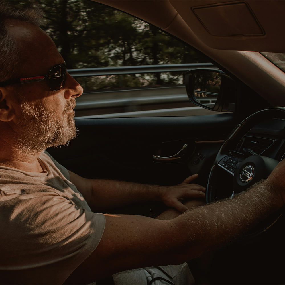 Homme qui conduit une voiture